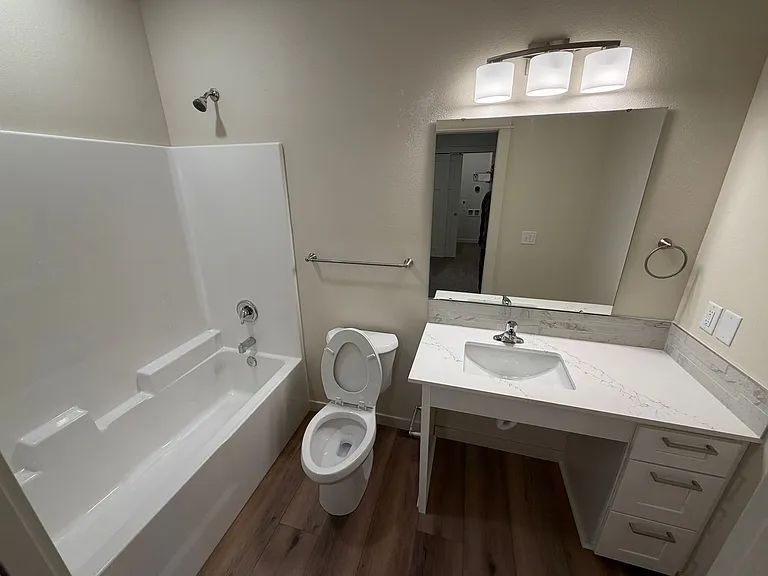 Brand New 2 bedroom 1.5 bath unit — Photo 11
