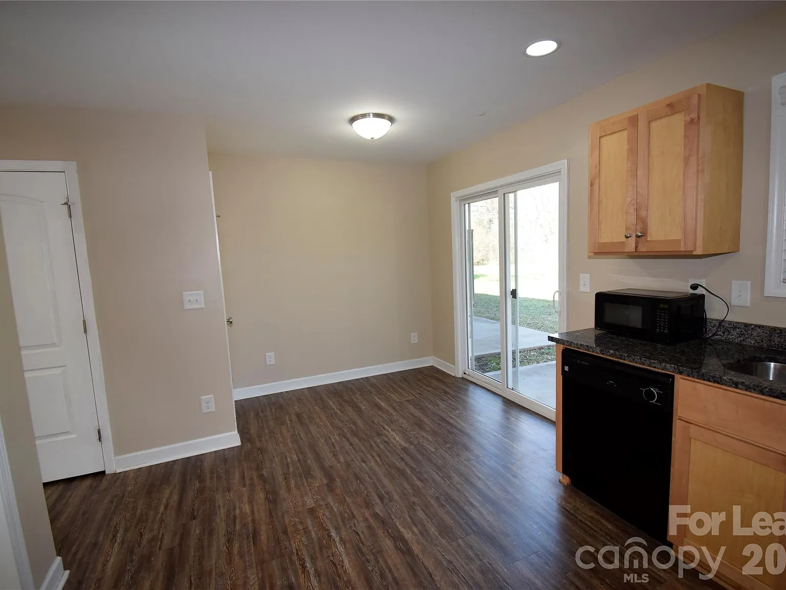 3 bed, 2.5 bath, 1257 sqft, $1,700 — Photo 4