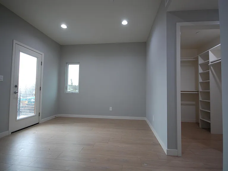 646 N Serrano Ave #D — Photo 8