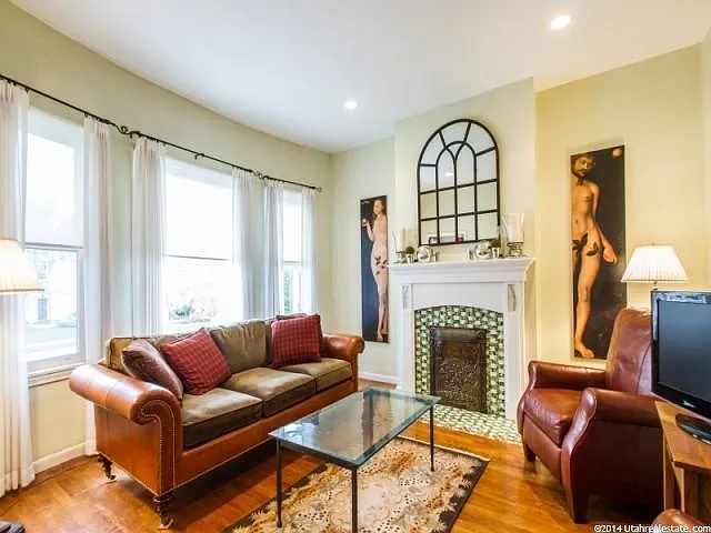 417 S Douglas St E — Photo 3