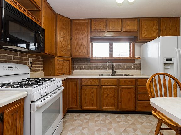 3rd image of 819 W Brookmont Blvd