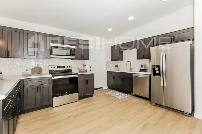 1314 E Del Rio Dr — Photo 2