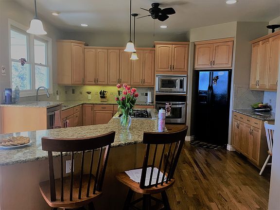 Huge kitchen w/gas stovetop