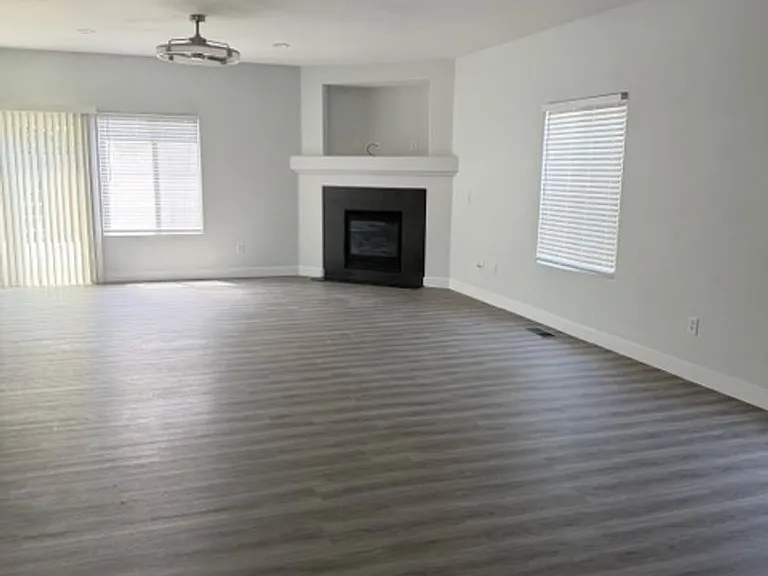 1071 Village Knoll Dr — Photo 2