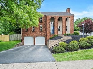 102 Bertley Ridge Dr, Coraopolis, PA 15108