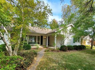 800 E Hermitage Rd, Bayside, WI 53217