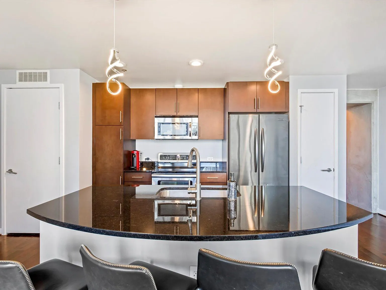 1 bed, 809 sqft, $2,350 — Photo 2