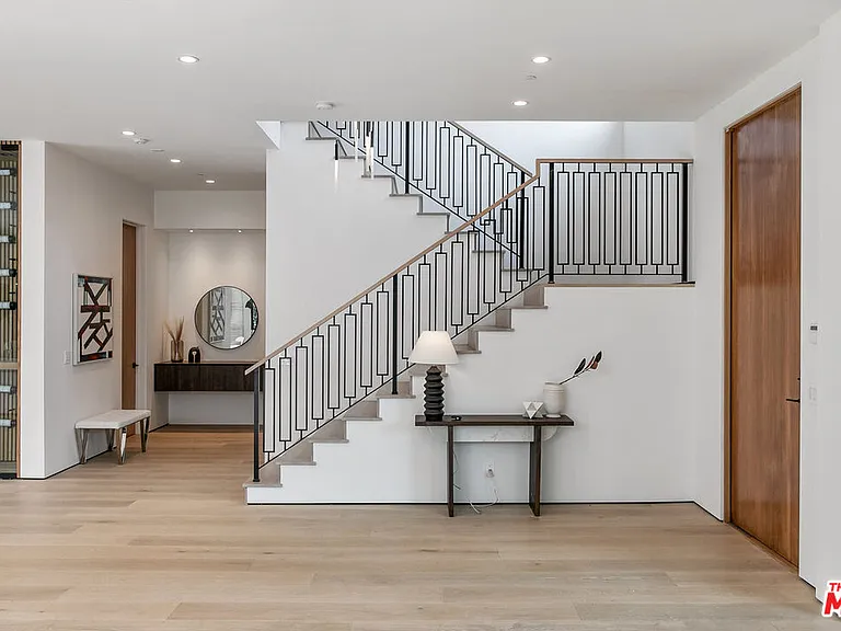 211 Veteran Ave — Photo 13