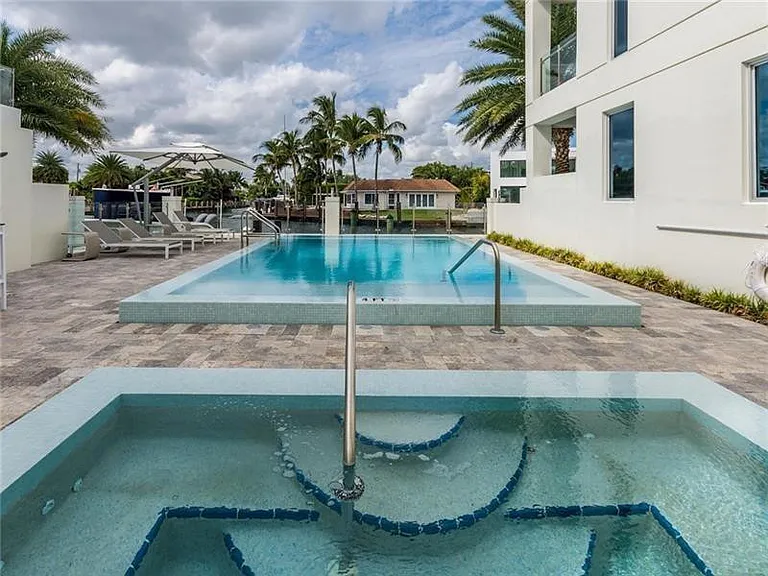 240 Shore Ct — Photo 37