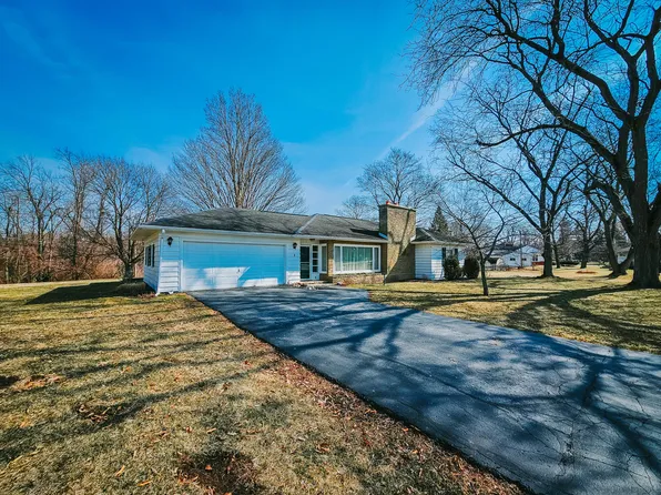 2 Crescent Ct, Hillsdale, MI 49242