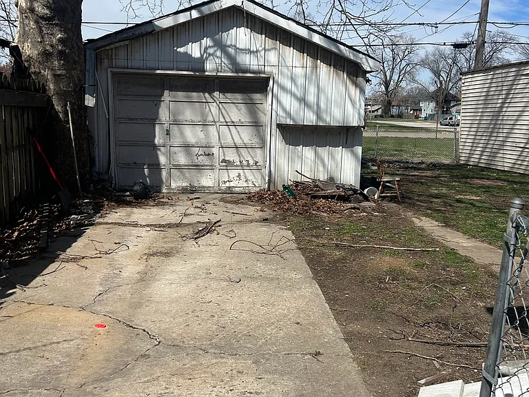 2345 Iowa St — Photo 50