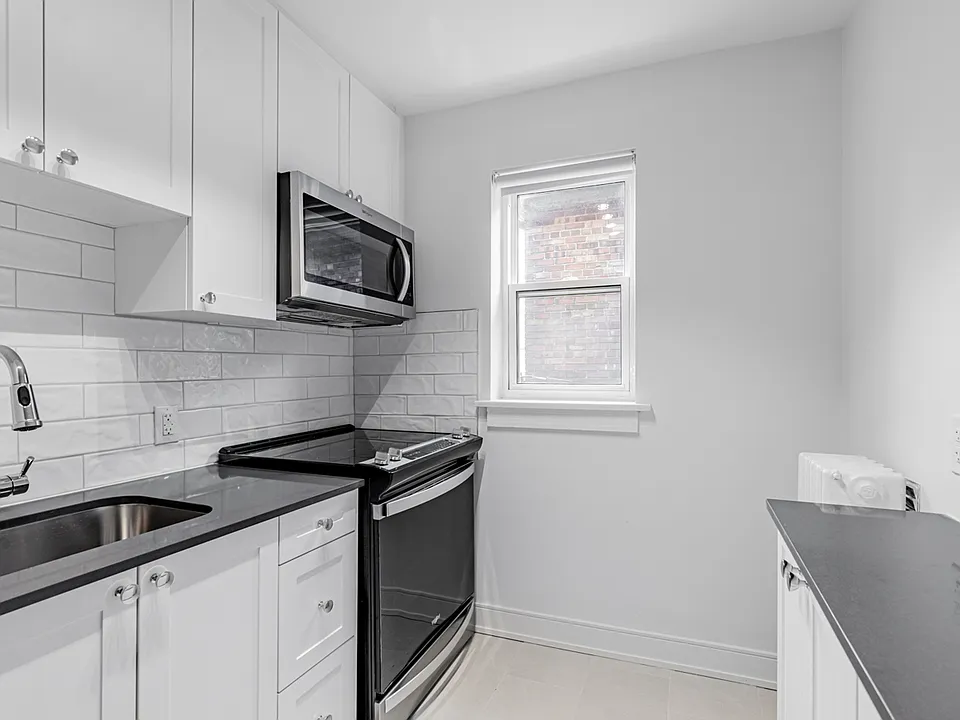 310 Lonsdale Rd #10