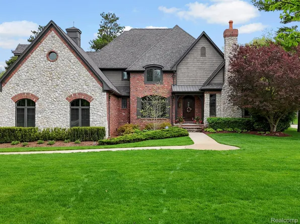 2571 Pebble Beach Dr, Oakland, MI 48363