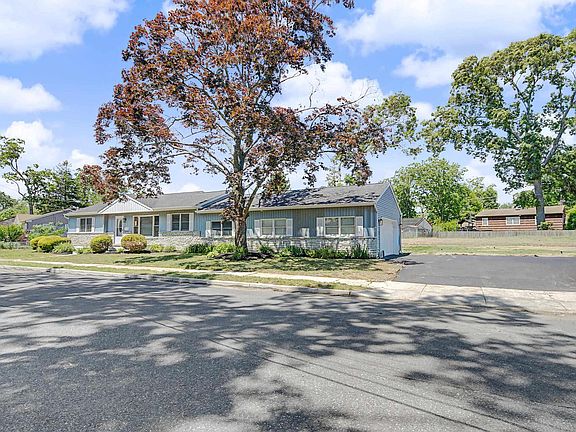 4th image of 227 W Glencove Ave