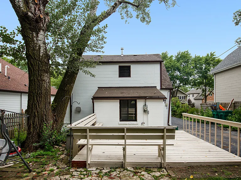 22W549 Emerson Ave — Photo 13