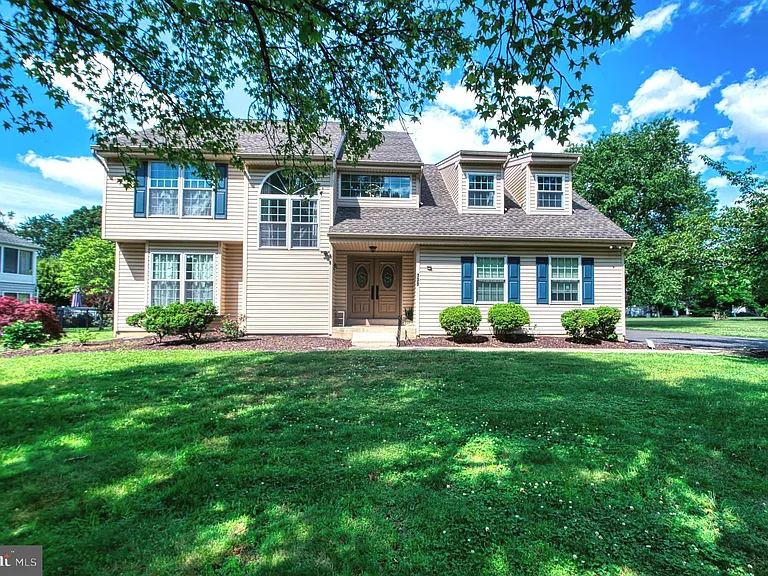 139 Mallard Dr W — Photo 2