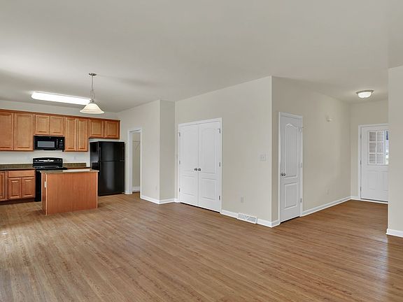 4th image of 137 Revolutionary Blvd