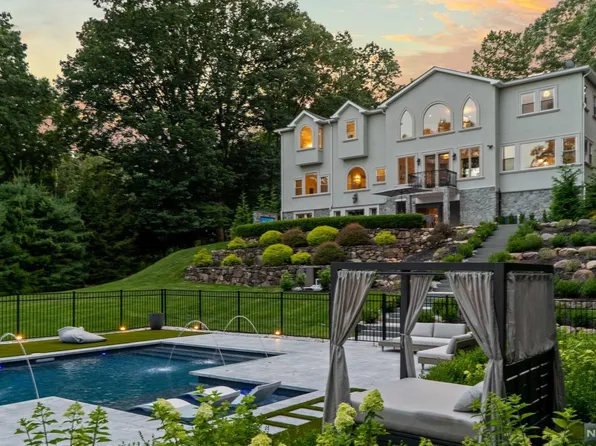 68 Hillcrest Dr, Upper Saddle River, NJ 07458