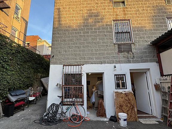 5th image of 643 Baker Avenue