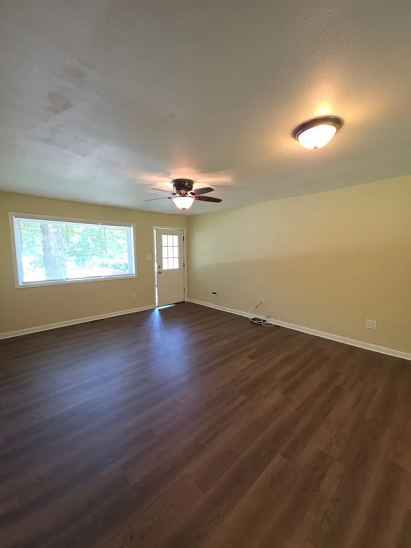 308 E Gum St — Photo 3