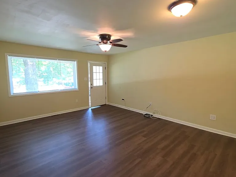 308 E Gum St — Photo 3