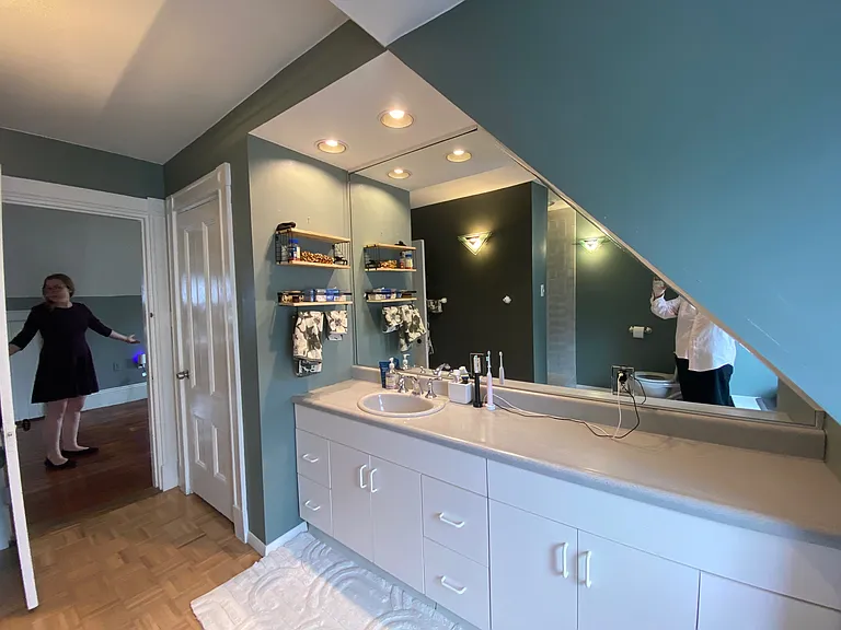 En suite full bath (11' x 14')