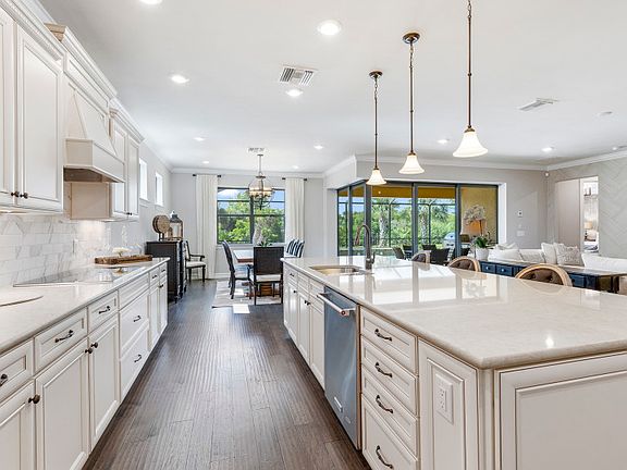Open Kitchen, great for entertaining