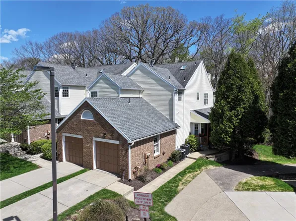 1637 Saint Andrews Dr, Oakmont, PA 15139