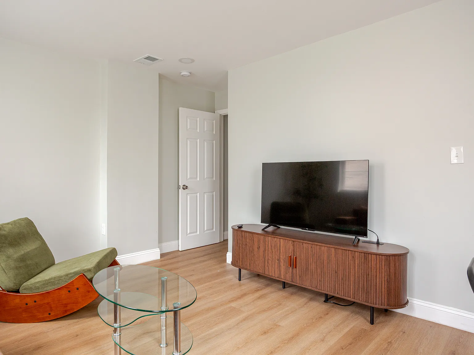 2 bed, $4,200 — Photo 4