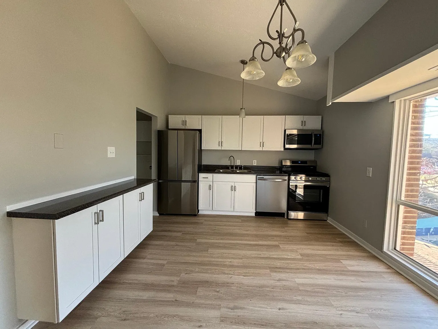 3 bed, 1.5 bath, 1060 sqft, $1,850 — Photo 1