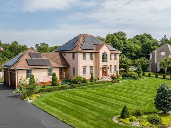 27 Peach Blossom Rd, Acushnet, MA 02743