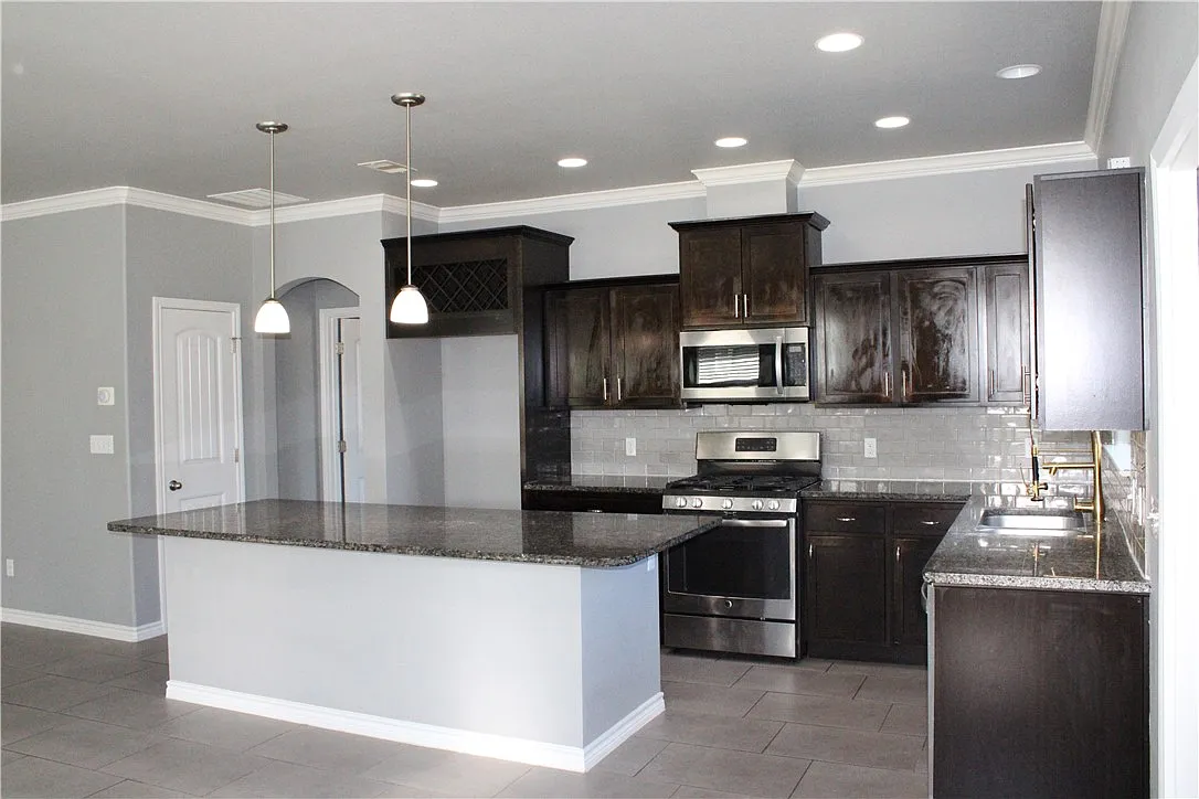 3 bed, 2.0 bath, 1613 sqft, $2,100 — Photo 4