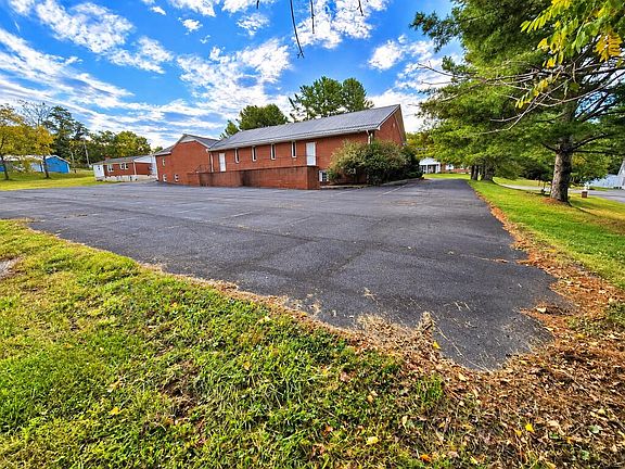 3rd image of 1124 Tower Rd