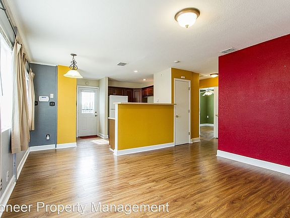 3rd image of 1921 S Knox Ct