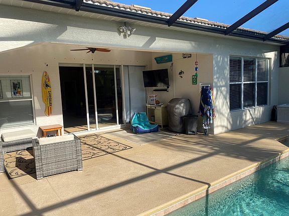 Outdoor Tv and Grill included