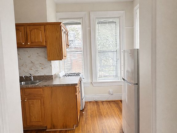 4th image of 265 Alexander St APT 1