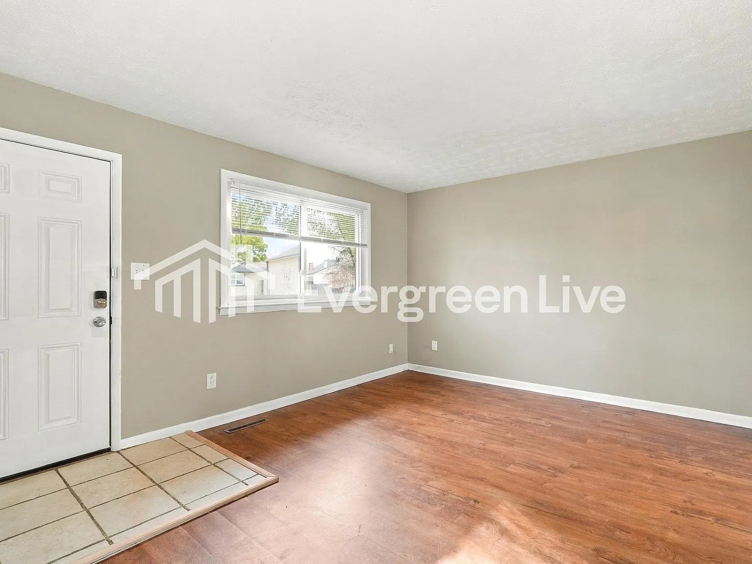 3 bed, 1.0 bath, 912 sqft, $1,445 — Photo 3