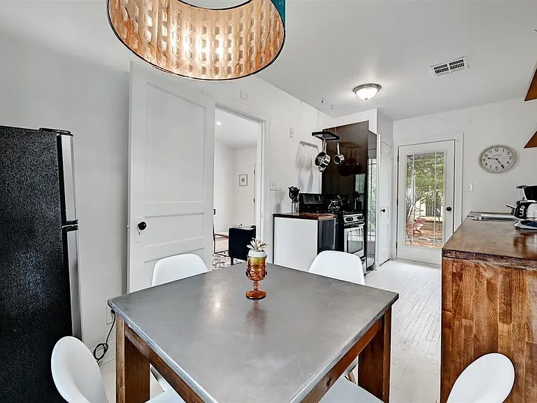 2943 Higgins St — Photo 12