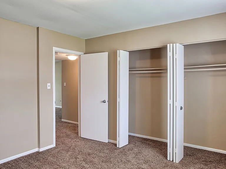 Regency Park Apartments — Photo 10