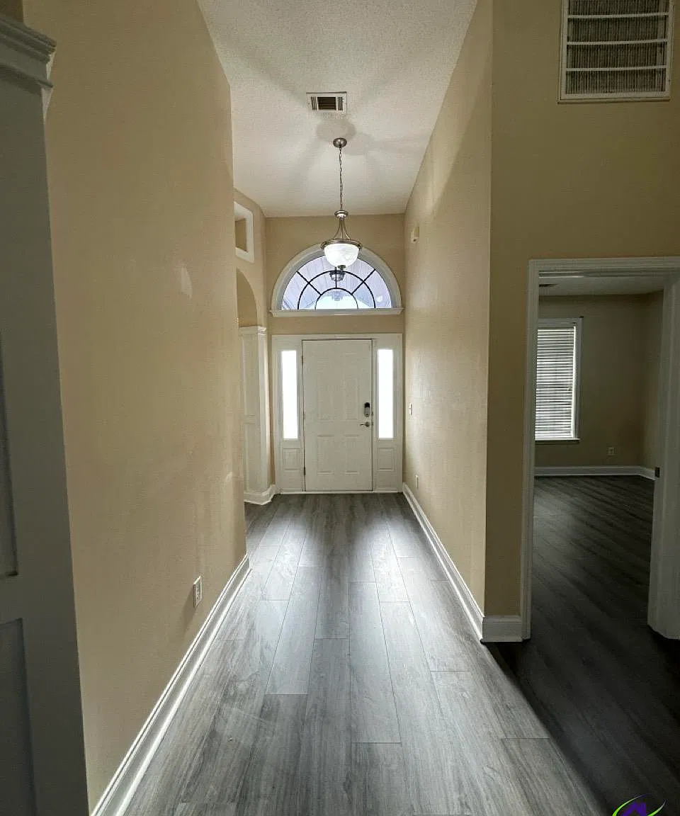 3 bed, 2.0 bath, 1931 sqft, $2,050 — Photo 2