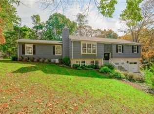 19 Holmes Ln, Bedford, NY 10506