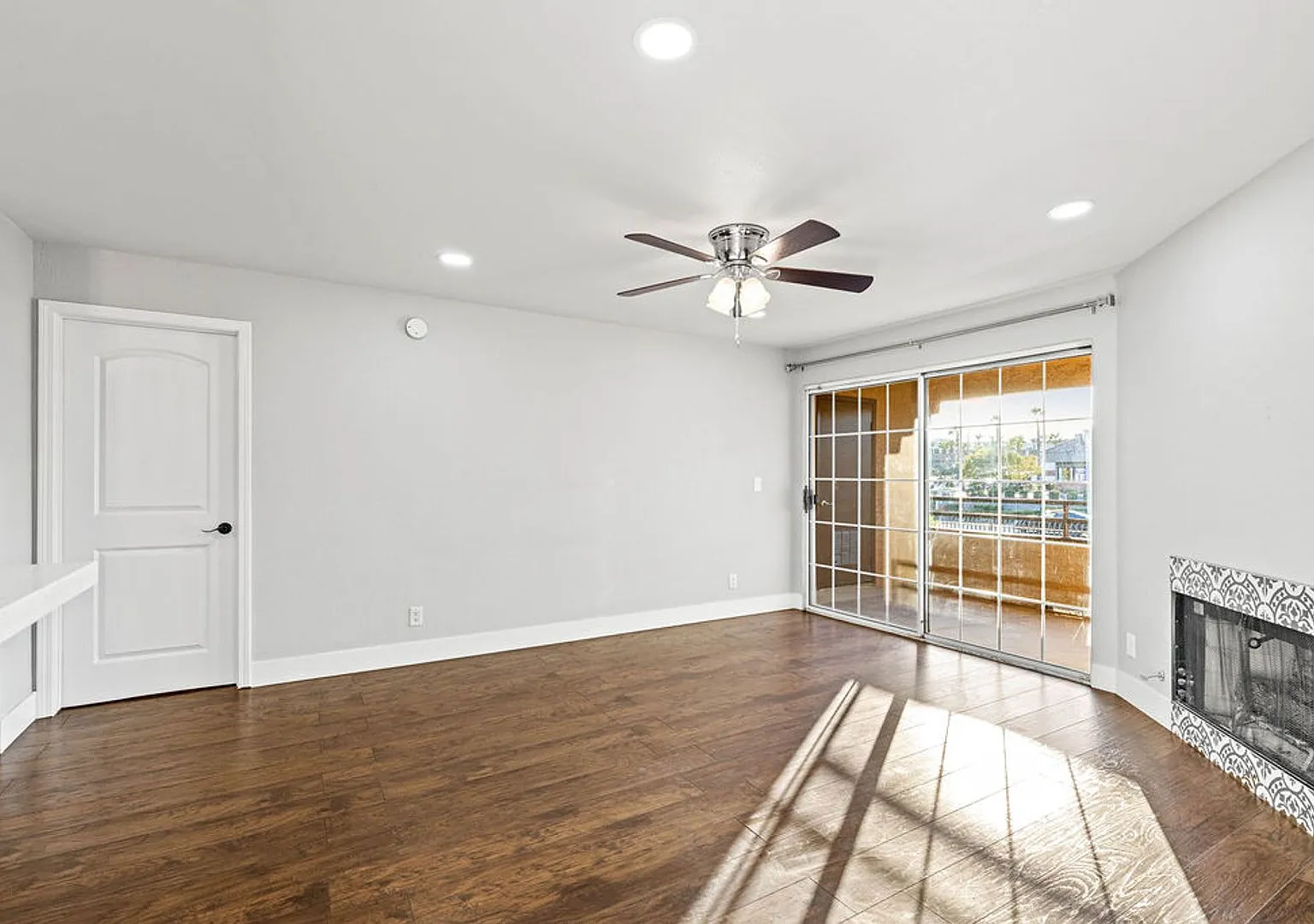 Gorgeous Renovated Condo in Guard Gated Neighborhood — Photo 3