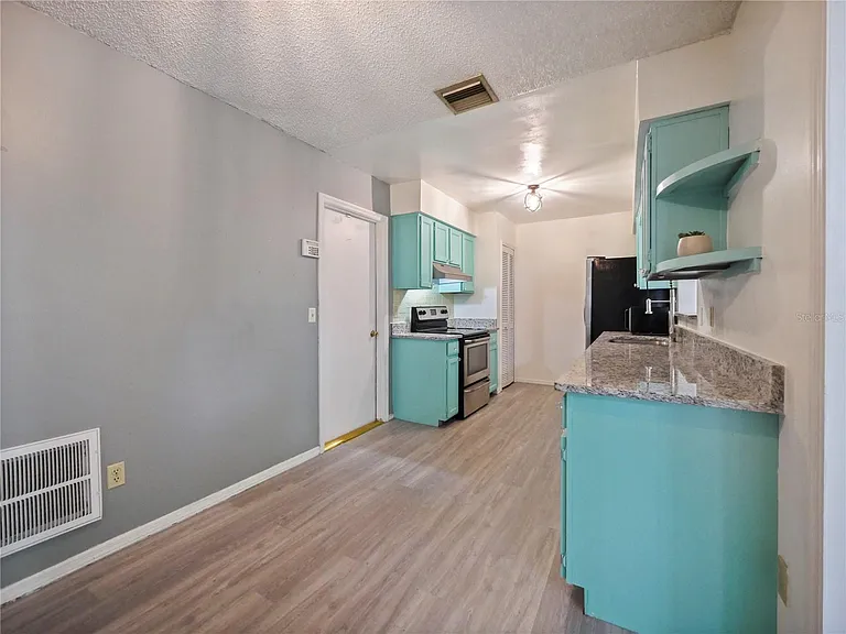 240 Maureen Dr — Photo 35