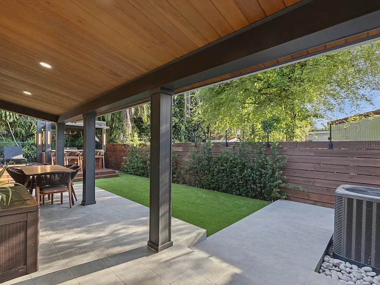 4628 SW 10th St — Photo 4