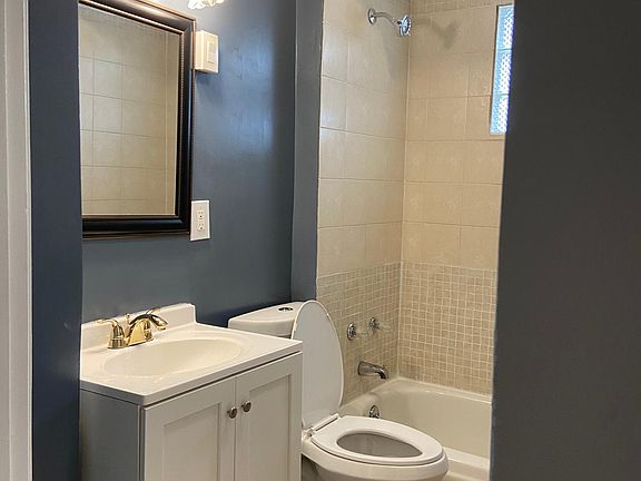 4th image of 8029 S Escanaba Ave #B