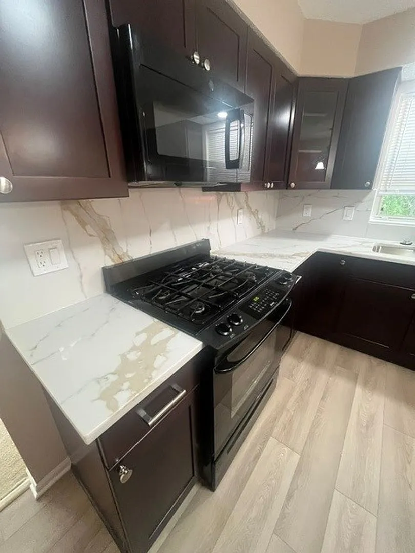 Spacious and Spectacular! 4 Bedroom home on gorgeous lot. — Photo 2