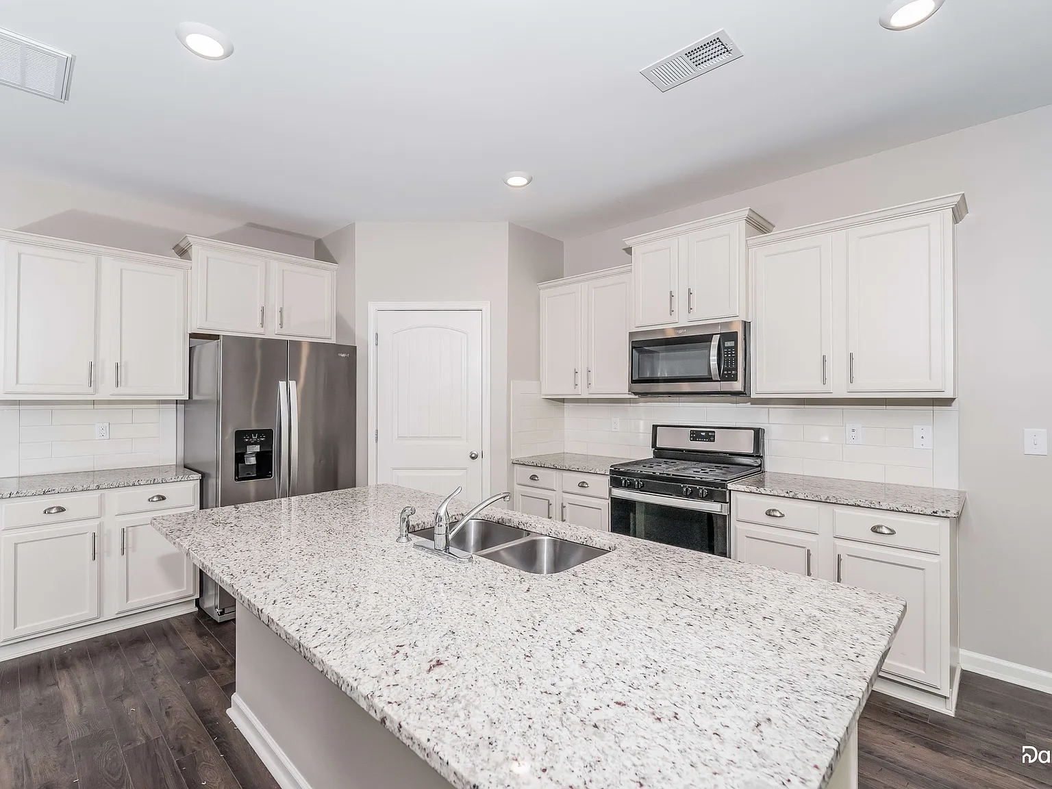 5 bed, 3.0 bath, 2510 sqft, $2,560 — Photo 3