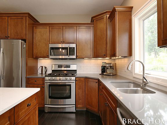 3rd image of 4233 Creek View Dr