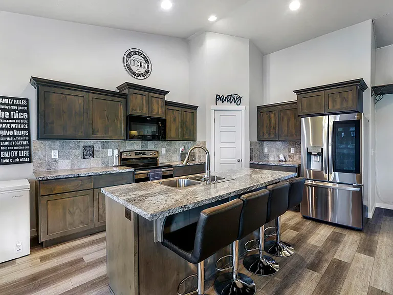 1421 N Birch St — Photo 1