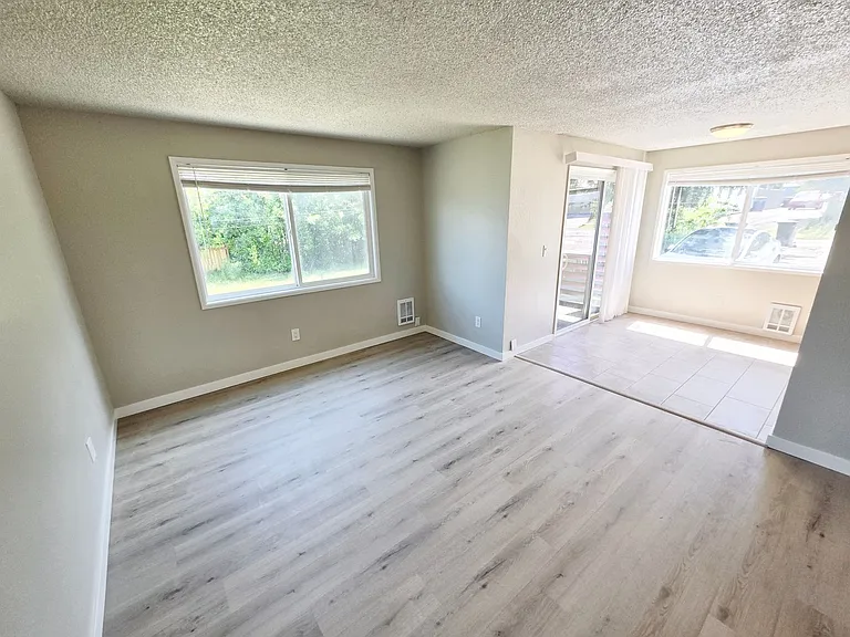 Luminous & Spacious apartments with Private Balcony in Tacoma — Photo 9